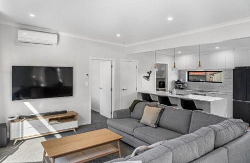 Waihi Beach House | Recline on Leo