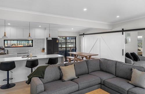 Waihi Beach House | Recline on Leo
