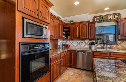 Omaha House | Reconnect at Ozark Outdoor! Secluded in Nature-Pvt Firepit & Hot Tub-Near Big Cedar