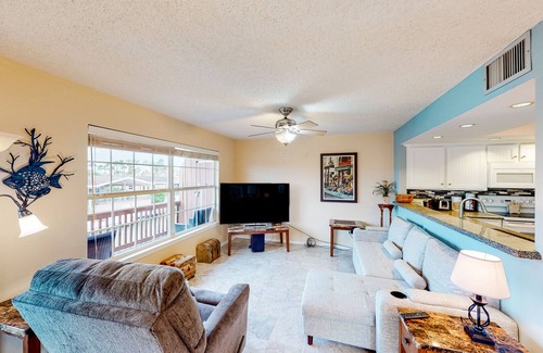 Port Isabel Cottage | Recreational Waterfront island home with a grill & W/D - pool, golf, and gym