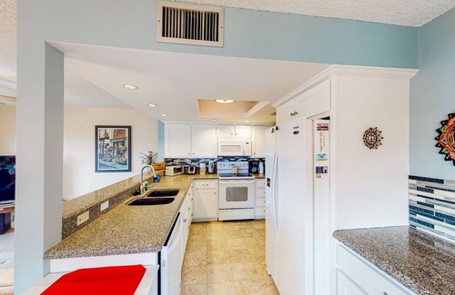 Port Isabel Cottage | Recreational Waterfront island home with a grill & W/D - pool, golf, and gym