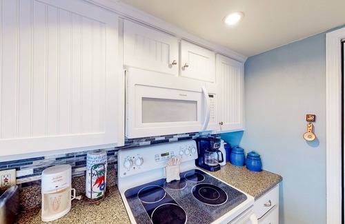 Port Isabel Cottage | Recreational Waterfront island home with a grill & W/D - pool, golf, and gym