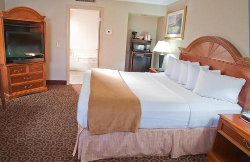 Montrose Hotel | Red Arrow Inn & Suites, a Travelodge by Wyndham