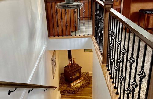 Auburn House | Red Barn Getaway, Mountain View’s with hot tub and firepit and BBQ