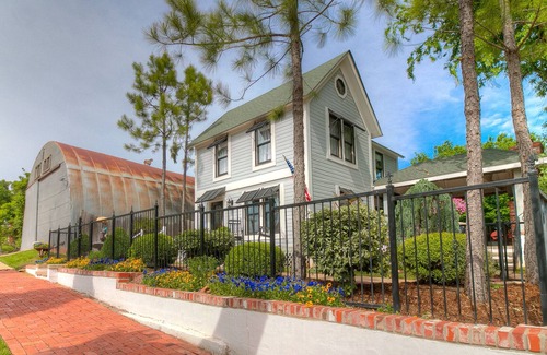 Guthrie House | Red Brick & Blue Skies / POOL & SPA