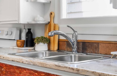 Drumheller House | Red Brick Haven | Cozy Retreat | Steps to Dinosaur