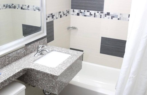 Elmwood Park Hotel | Red Carpet Inn Elmwood Park