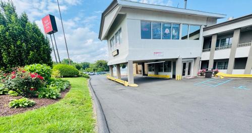 Cove - East Side - Shippan Hotel | Red Carpet Inn - Stamford