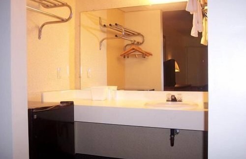 Terre Haute Hotel | Red Carpet Inn Terre Haute