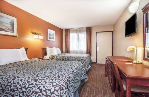 Elkton Hotel | Red Carpet Inn