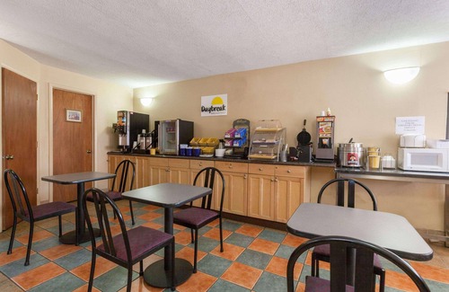 Elkton Hotel | Red Carpet Inn