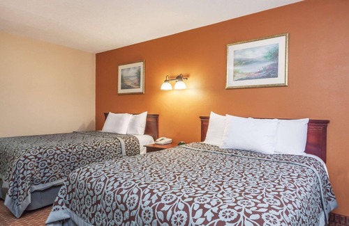 Elkton Hotel | Red Carpet Inn
