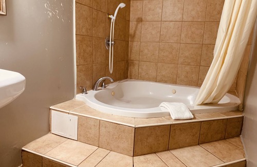 Norristown Hotel | Red Carpet Inn