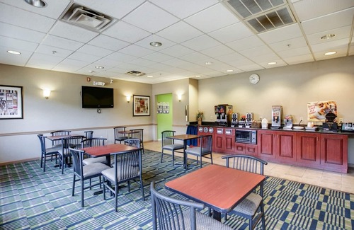 Cedar Knolls Hotel | Red Carpet Inn