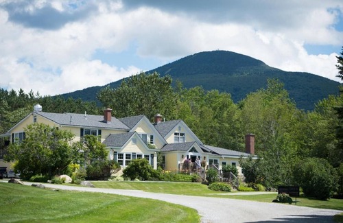 Mendon Apartment | Red Clover Inn: Lovers Queen Suite near Killington