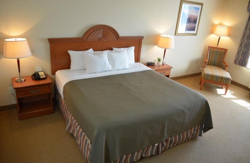 Red Oak Hotel | Red Coach Inn & Suites