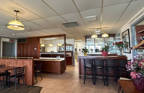 Terrace Bay Hotel | Red Dog Inn