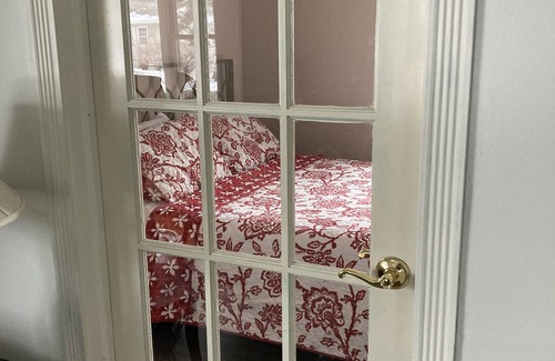Spring Lake House | Red Door Cottage with 2 Bathrooms
