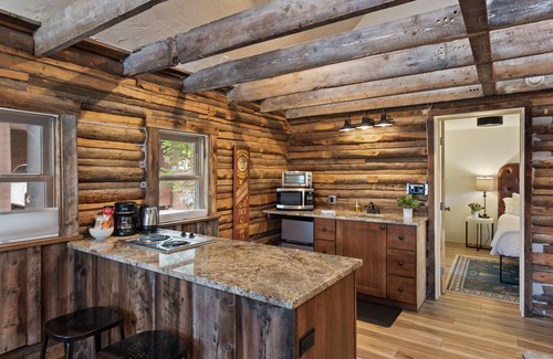 Carbondale Cabin | Red Door Hideout | D/T Carbondale, A/C, Lush Yard