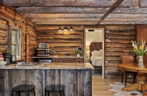 Carbondale Cabin | Red Door Hideout | D/T Carbondale, A/C, Lush Yard