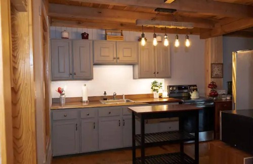 Rockbridge House | Red Door Lake House, Hocking Hills, WiFi, Hot Tub, Romantic suite, Luxury.