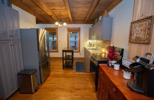 Rockbridge House | Red Door Lake House, Hocking Hills, WiFi, Hot Tub, Romantic suite, Luxury.