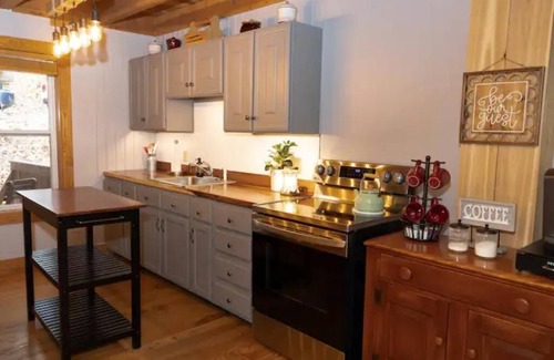 Rockbridge House | Red Door Lake House, Hocking Hills, WiFi, Hot Tub, Romantic suite, Luxury.