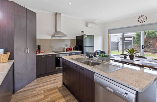 Port Macdonnell House | RED FIN part of BLUE FIN HOLIDAY HOMES - Free Wi-Fi & pet friendly