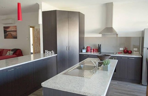Port Macdonnell House | RED FIN part of BLUE FIN HOLIDAY HOMES - Free Wi-Fi & pet friendly