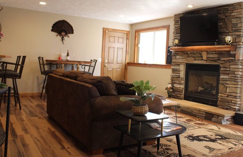 Solon Township House | 🌲Red Flannel Suite - Kid & 🐾 Friendly w/ Patio & 🔥 Pit!