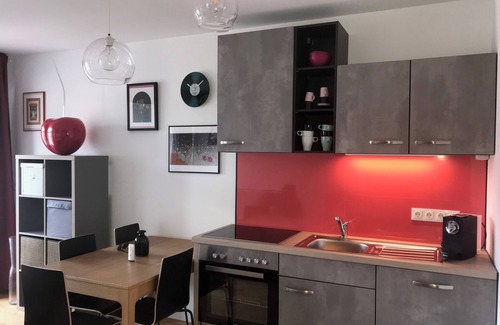 Donaustadt Apartment | Red Flower Apartment with Pool - 5 min to Lake