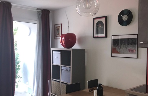 Donaustadt Apartment | Red Flower Apartment with Pool - 5 min to Lake