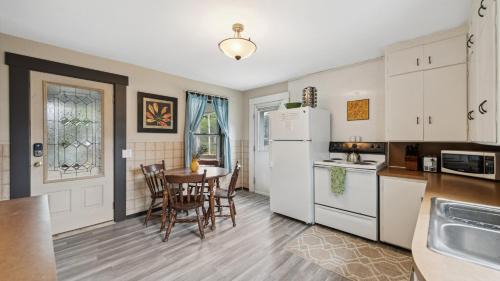 Lake City House | Red Hibiscus House - 3 Blocks from Lake Pepin