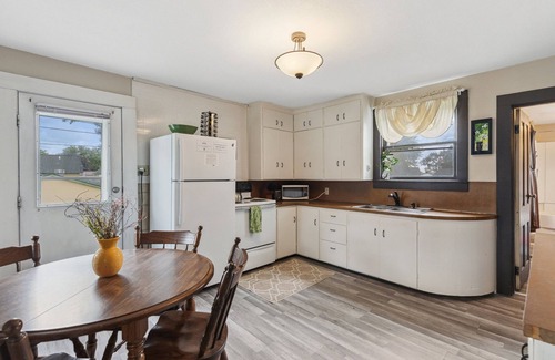 Lake City House | Red Hibiscus House - 3 Blocks from Lake Pepin