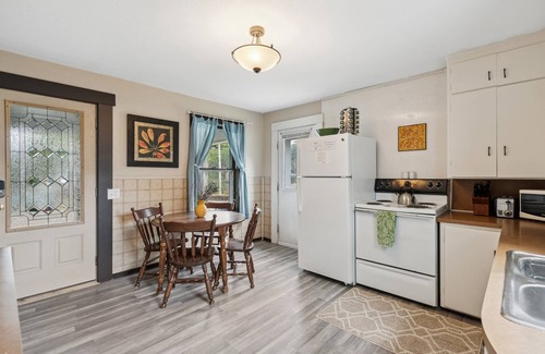 Lake City House | Red Hibiscus House - 3 Blocks from Lake Pepin