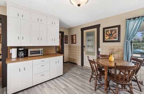 Lake City House | Red Hibiscus House - 3 Blocks from Lake Pepin