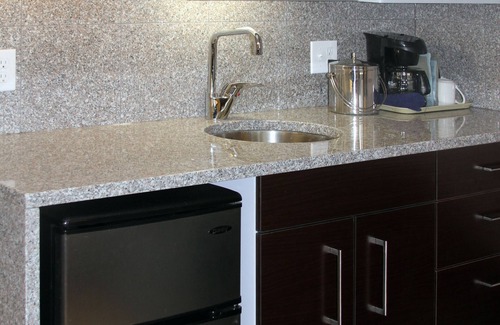 Saanich Hotel | Red Lion Inn and Suites
