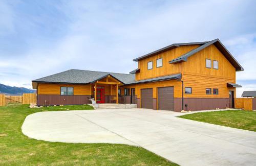 Red Lodge House | Red Lodge Home with Outdoor Kitchen and Fire Table!