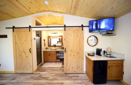 Three Rivers House | Red Mountain Suite 1 mile to Sequoia Natl Park!
