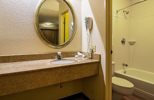 Southfield Hotel | Red Oak Inn Detroit - Southfield