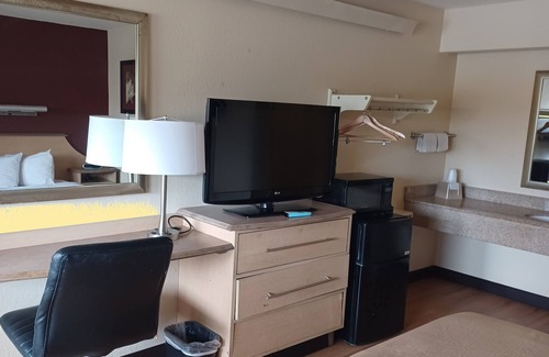 Southfield Hotel | Red Oak Inn Detroit - Southfield