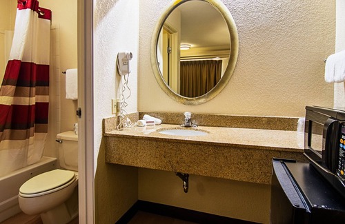 Southfield Hotel | Red Oak Inn Detroit - Southfield