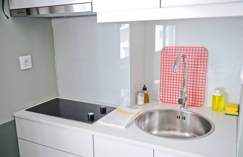 Santo Antonio Apartment | Red, Red Wine in Lisbon by Misha's Place (3B)