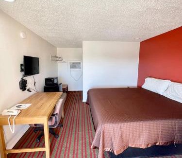 Clarksville Hotel | Red River Inn