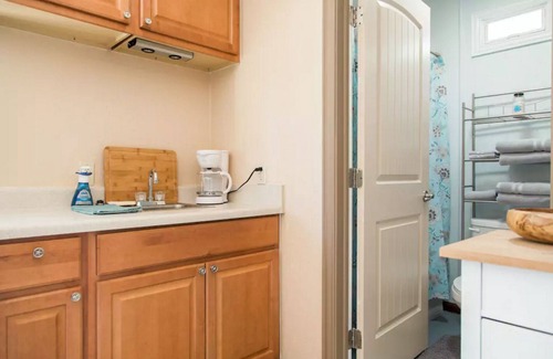 Manchaca House | Red Robin Casita Is A Comfortable Home Away From Home