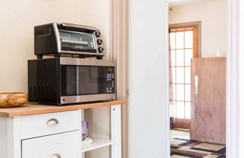 Manchaca House | Red Robin Casita Is A Comfortable Home Away From Home