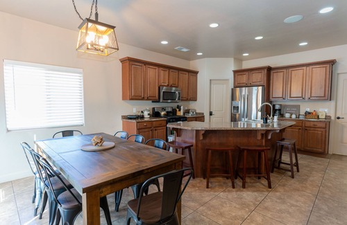 Page House | Red Rock Hangout: 5 min to Antelope & Horseshoe + Hot Tub + Firepit + Game Room