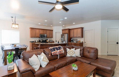 Page House | Red Rock Hangout: 5 min to Antelope & Horseshoe + Hot Tub + Firepit + Game Room
