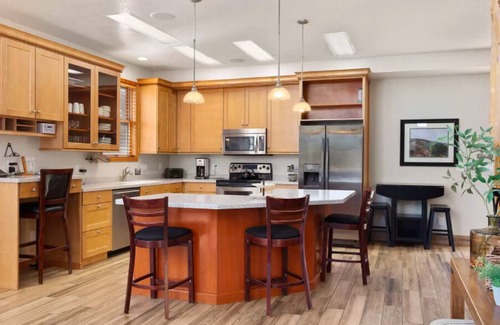 Zion National Park East Entrance Cabin | 🌲Red Rock Pines🌲 Hot tub💧 Hiking trails🥾 Near Zion's Nat'l Park🏞