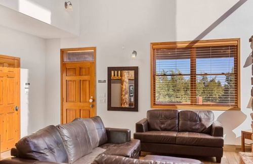 Zion National Park East Entrance Cabin | 🌲Red Rock Pines🌲 Hot tub💧 Hiking trails🥾 Near Zion's Nat'l Park🏞